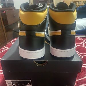 Jordan mids pollen-black